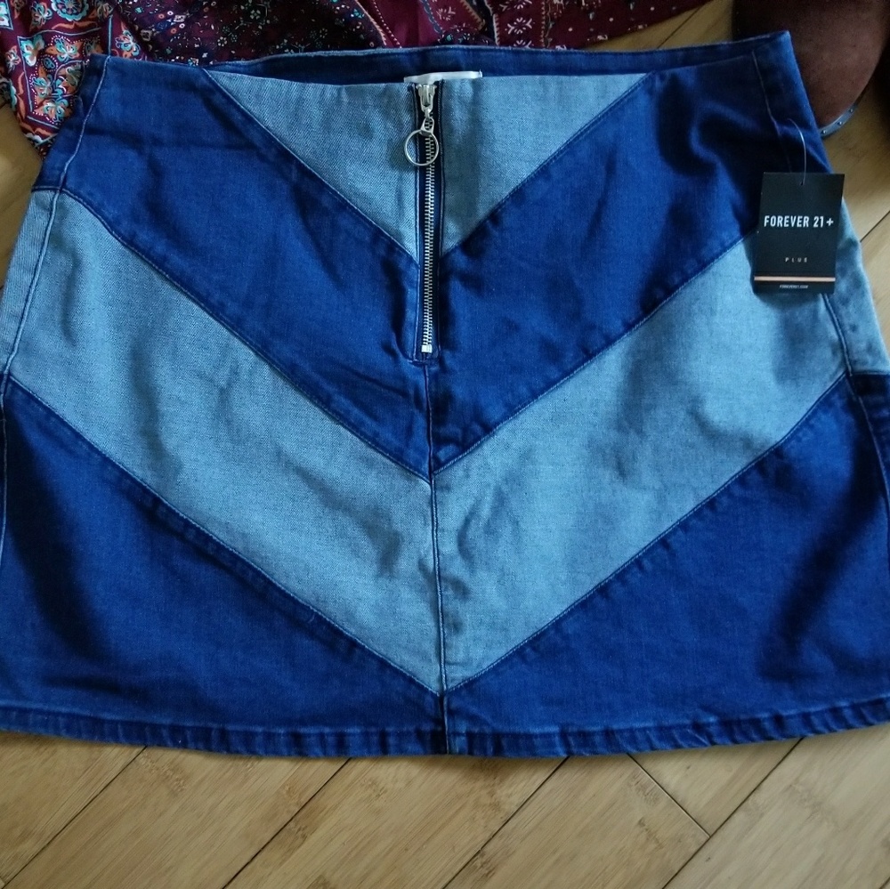 New Forever 21+ Plus Size Denim Chevron Mini Skirt - Picture 2 of 2